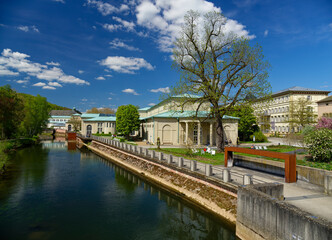 Fototapeta premium Arkadenbau sowie Brunnen- und Wandelhalle im Staatsbad Bad Kissingen, Unterfranken, Franken, Bayern, Deutschland