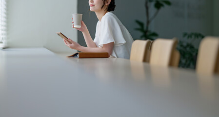カフェでスマホを使う女性