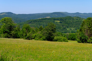 Fototapeta premium Blick vom Farnsberg bei Riedenberg auf die Gipfel der Schwarzen Bergen, Biosphärenreservat Rhön, Landkreis Bad Kissingen Unterfranken, Franken, Bayern, Deutschland