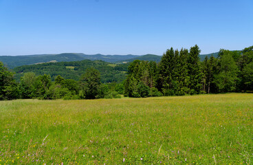 Obraz premium Blick vom Farnsberg bei Riedenberg auf die Gipfel der Schwarzen Bergen, Biosphärenreservat Rhön, Landkreis Bad Kissingen Unterfranken, Franken, Bayern, Deutschland