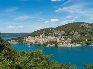 Bauduen, village touristique avec sa plage au bord du Lac de Sainte-Croix dans les Alpes de Haute Provence, au pied des gorges du Verdon et son parc régional. 

