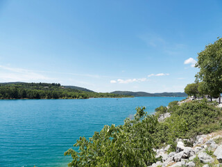 Bauduen au bord du lac de Sainte-Croix. Le long du magnifique sentier de promenade arboré entre la Falaise et le Lac 
