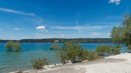 Le lac de Sainte-Croix en direction de l'Anse de Repentance et le village Sainte-Croix-du Verdon vus depuis la centre nautique de Bauduen le long du GR 99
