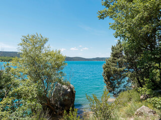  Le lac de Sainte-Croix au pied des monts du Verdon. Magnifique paysage d'eau turquoise depuis la berge le long du sentier Gr 99 depuis Bauduen au pied de la Colline du Defens
