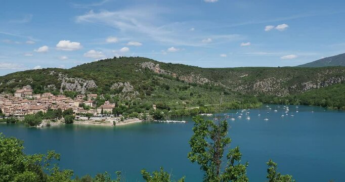 Le village de Bauduen au bas des pentes abruptes de la colline du Defens et son magnifique point de vue sur le Lac de Sainte-Croix dans les gorges du Verdon
