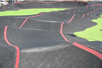 pump track trasa dla dzieci na deskorolkach i hulajnogach zabawa kółko chłopiec jedzie