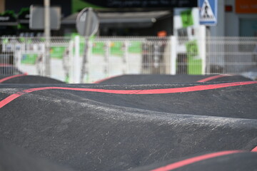 pump track trasa dla dzieci na deskorolkach i hulajnogach zabawa kółko chłopiec jedzie