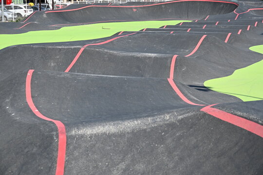 pump track trasa dla dzieci na deskorolkach i hulajnogach zabawa k&oacute;łko chłopiec jedzie