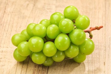 Anggur Muscat. Muscat grapes, especially the Shine Muscat variety, are a type of grape known for their distinctive sweet taste and unique muscat aroma.