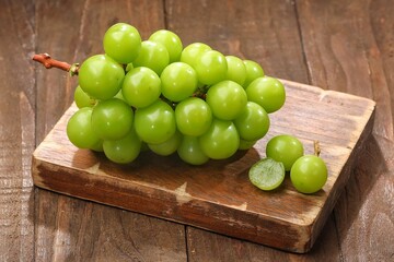 Anggur Muscat. Muscat grapes, especially the Shine Muscat variety, are a type of grape known for their distinctive sweet taste and unique muscat aroma.