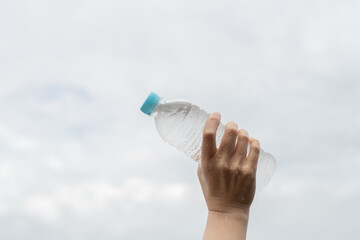 水のペットボトルを持っている人	