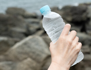 水のペットボトルを持っている人	