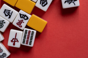 赤背景に並ぶマージャン牌	
