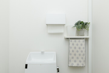 トイレの手洗い器とタオル
