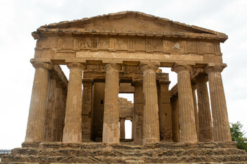 Obraz premium 2024.08.22 Sicily, Agrigento, Valley of the Temples UNESCO World Heritage, evocative image of the archaeological site, an example of ancient Greek architecture