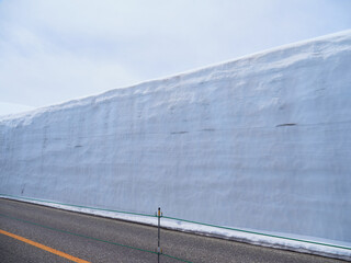 観光名所立山黒部アルペンルートの室堂の雪の大谷の風景