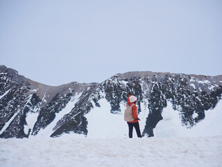 観光名所立山黒部アルペンルートの室堂の雪原と観光客の姿