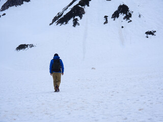 観光名所立山黒部アルペンルートの室堂の雪原と観光客の姿