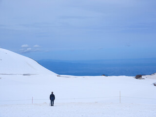 観光名所立山黒部アルペンルートの室堂の雪原と観光客の姿