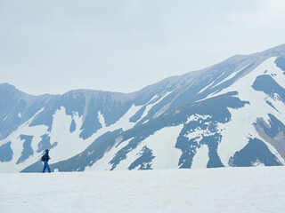 観光名所立山黒部アルペンルートの室堂の雪原と観光客の姿