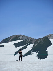 観光名所立山黒部アルペンルートの室堂の雪原と観光客の姿