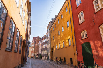 Obraz premium Colorful narrow street of the old town in Copenhagen, Denmark