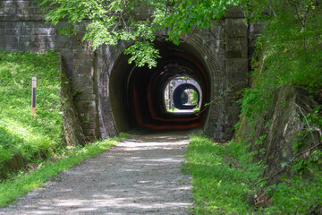 信越本線アプト式鉄道廃線敷、複数のトンネルを抜ける風景