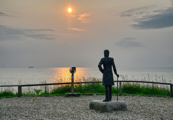 Morgen am Aussichtspunkt  vor Kap Arkona (Rügen) mit der Statue von CasperDavid Friedrich