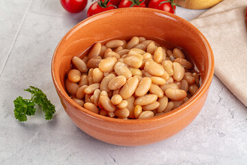 Canned white beans in the bowl