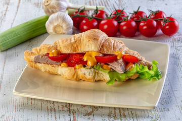 Croissant with tuna, tomato and salad