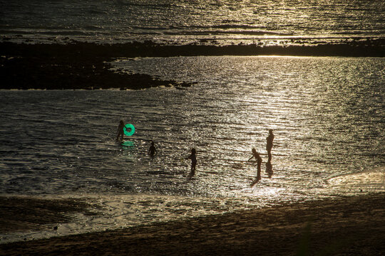 Ni&ntilde;os jugando con un flotador en la playa de Zahora, Cadiz, Espa&ntilde;a