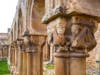 Capiteles rom&aacute;nicos en claustro medieval en Soria