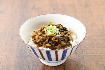 テーブルの高菜ごはん