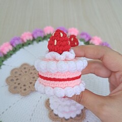 mini strawberry cake - crochet design