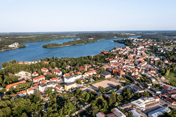 Mrągowo z lotu ptaka - widok na stare miasto i jezioro Czos © Trip