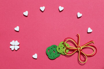 蝶とハートのデザインのテンプレート　背景赤色　余白あり
