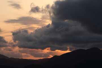 雲の隙間から見える夕焼け空