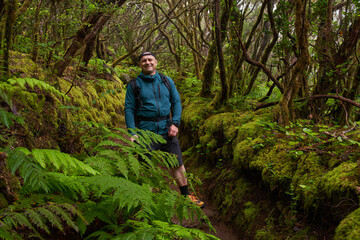 Obraz premium Nature photographer shooting landscapes in laurisilva forest