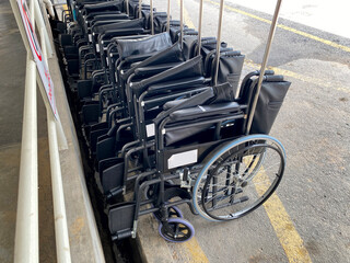 Obraz premium A row of folded wheelchairs ready for use in a hospital