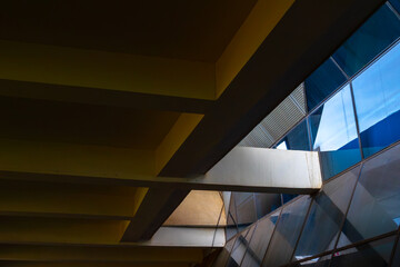 Obraz premium Modern architecture featuring angular glass and concrete structures with geometric patterns