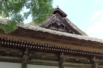 茅葺のお堂の屋根