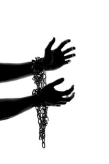 homem preso com correntes nas mãos 