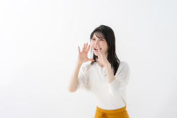 呼びかけをする女性