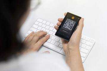 암호화폐 콜드월렛(지갑)을 이용하여 코인을 전송하는 손