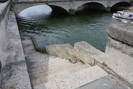 Escalier en pierre qui descend vers la Seine &agrave; Paris