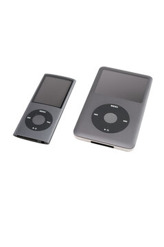 iPod Classic e versione nano di Apple  visti da sopra isolati su sfondo bianco o trasparente