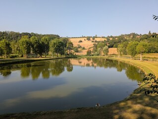 Laghetto tra le colline marchigiane