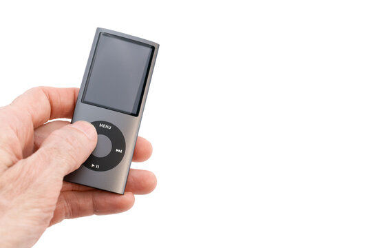 uso di iPod nano 4 generazione di Apple con mano visti da sopra isolati su sfondo bianco o trasparente