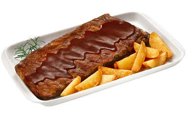prato com costelinha de porco ao molho barbecue acompanhado de batatas rústicas fritas isolado em fundo transparente