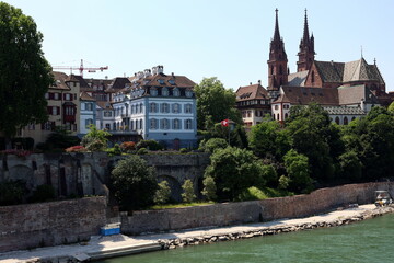 Blick von der Wettsteinbrücke auf den Münsterberg in Basel